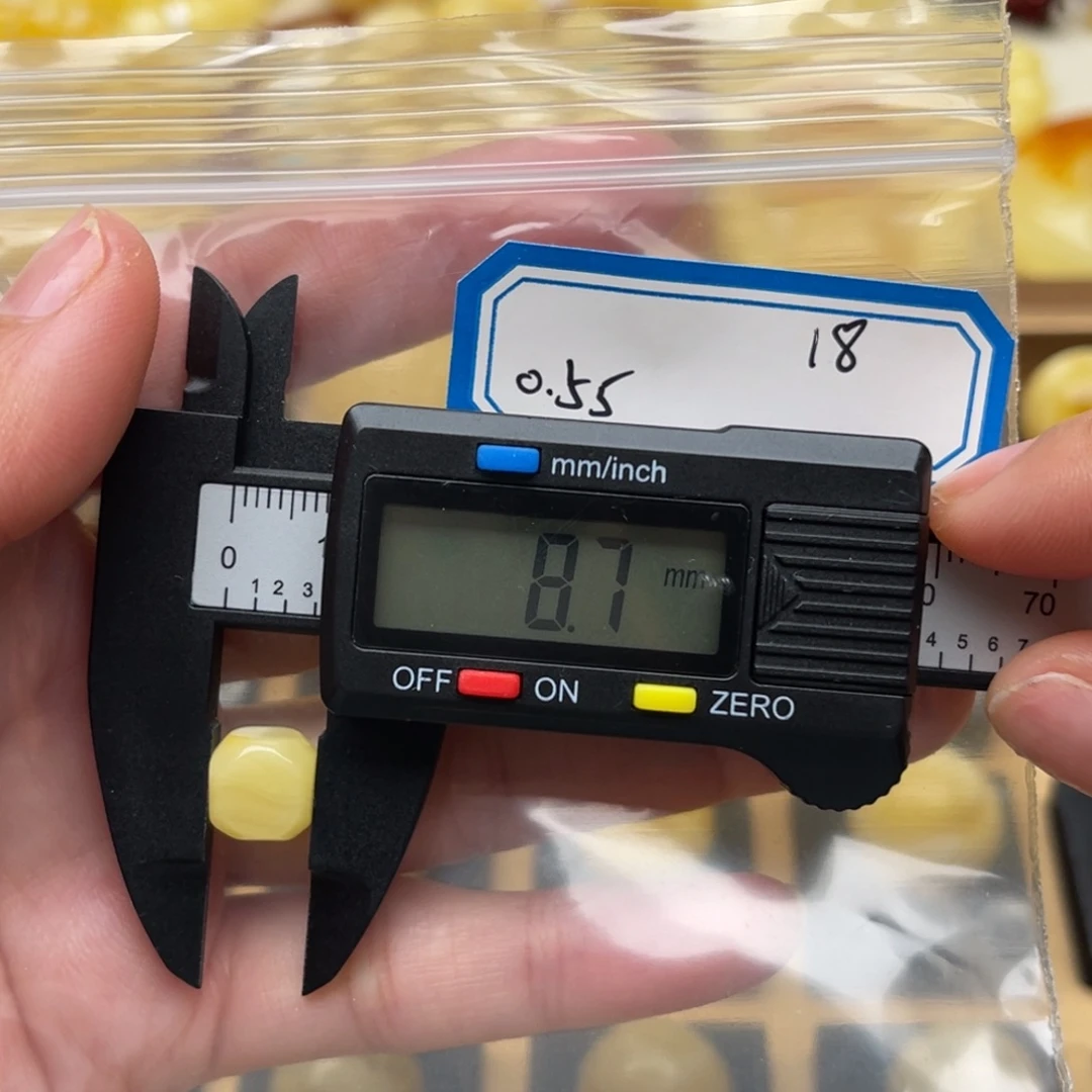 琥珀未镶嵌裸石蜜蜡雕刻件笑