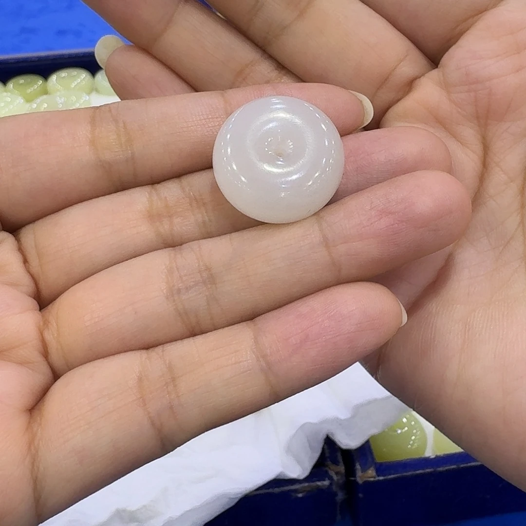 裕***玲和田玉未镶嵌颈饰