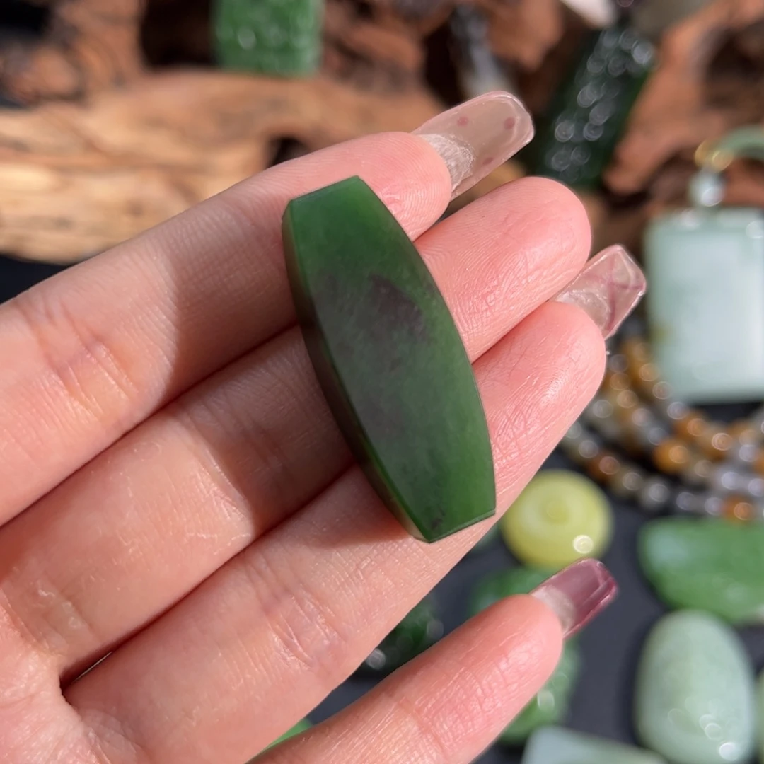 和田玉颈饰未镶嵌辣绿定制