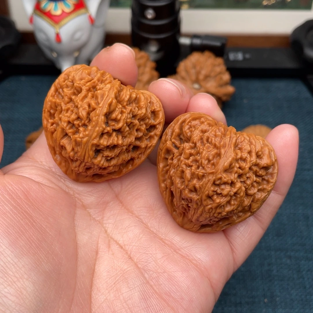 文玩核桃把件全品红皮三角疆42