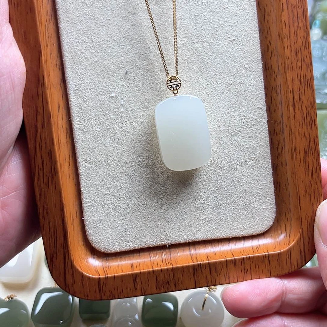 和田玉18K金镶嵌颈饰