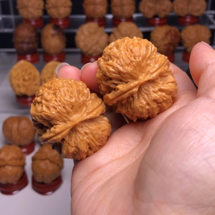 文玩核桃吊坠12麒麟王