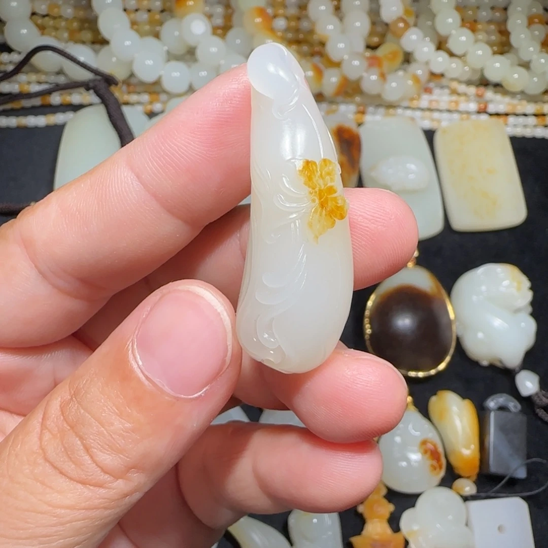 王***珏颈饰未镶嵌和田玉