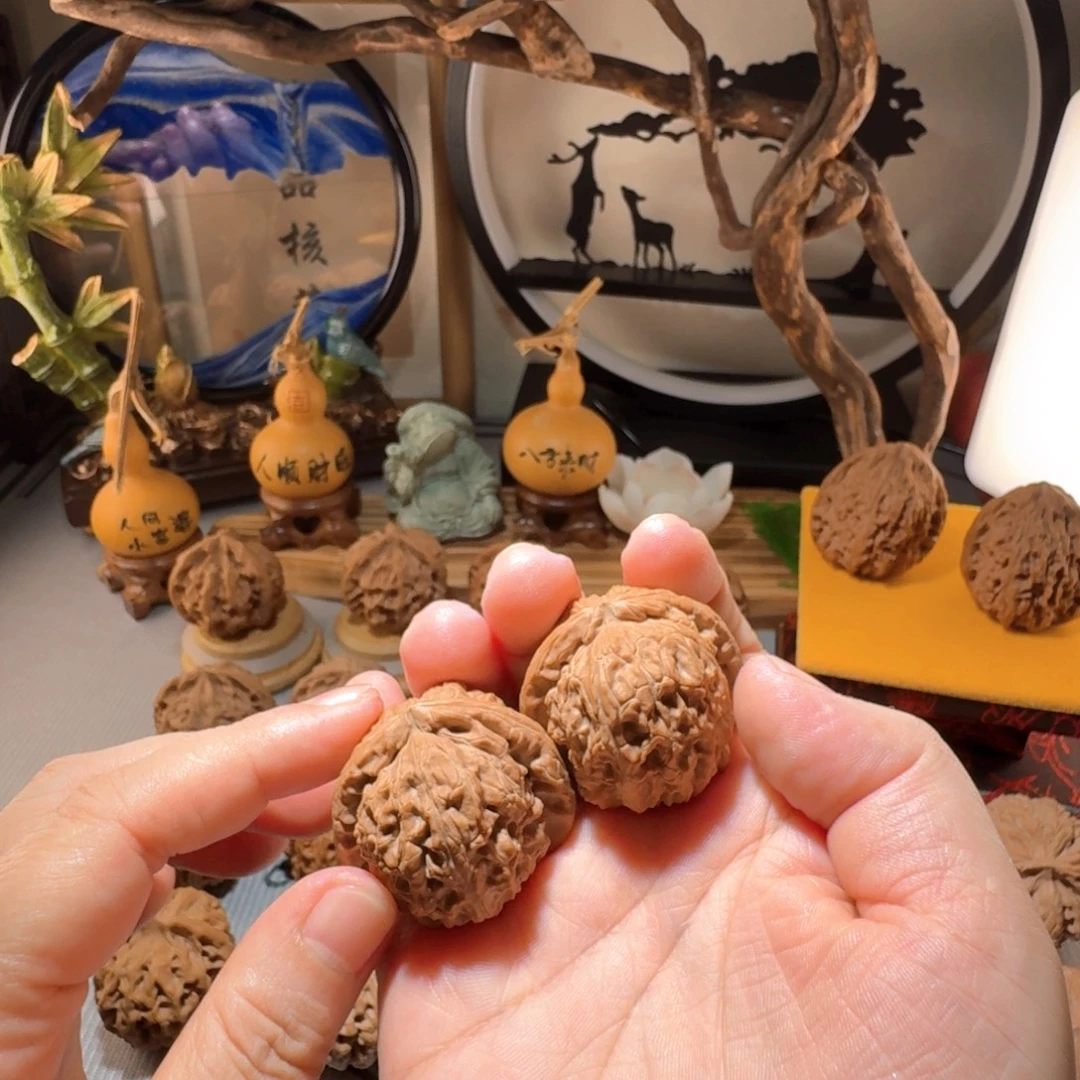 ****喷文玩核桃吊坠白狮子