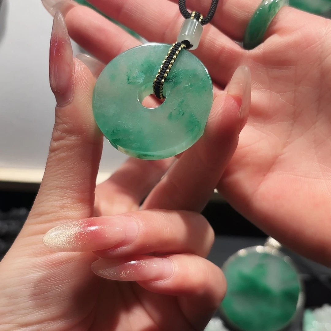 石英质玉（非洲翠）未镶嵌颈饰