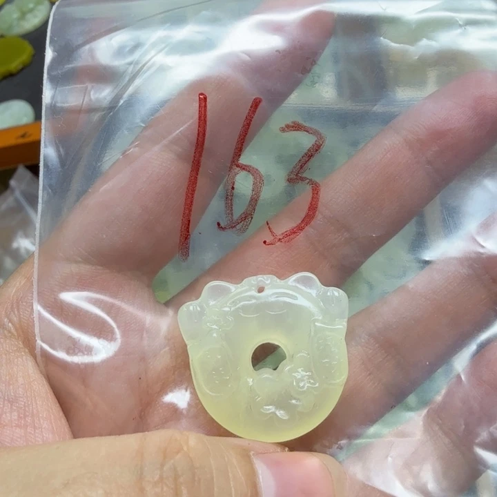 透闪石-蛇纹石玉吊坠未镶嵌