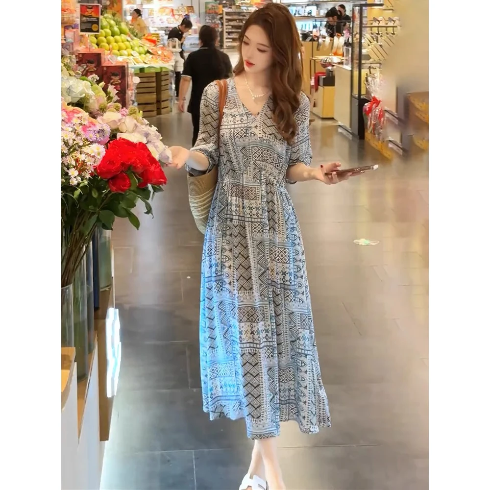 休闲气质百搭显瘦连衣裙女2025夏季新款时尚印花V领遮肚中长裙子