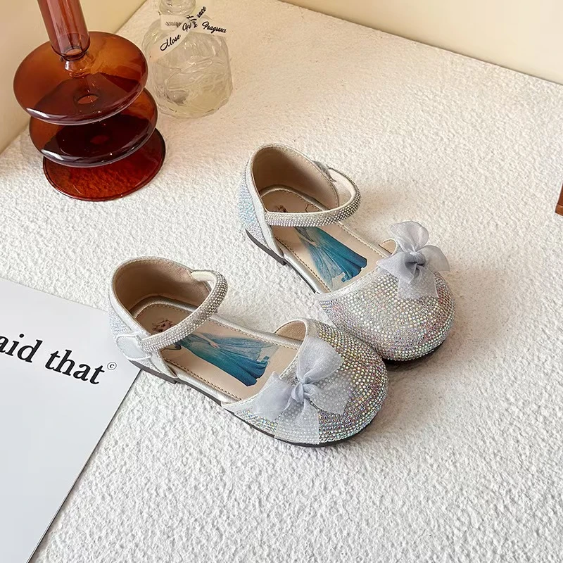 儿童包头小皮鞋2025春夏季新款韩版女童蝴蝶结艾莎公主鞋水钻凉鞋