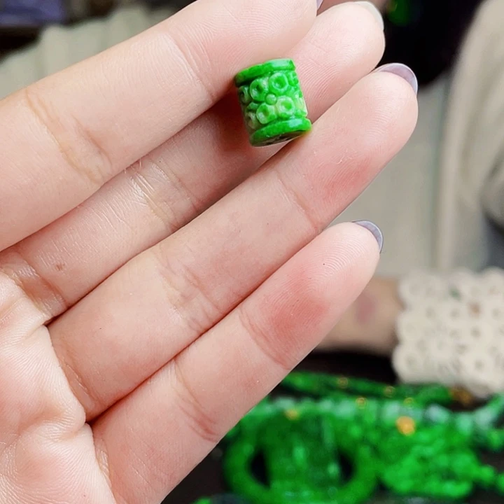 翡翠未镶嵌颈饰多样性