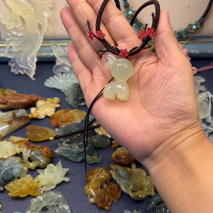 蛇纹石玉吊坠合金