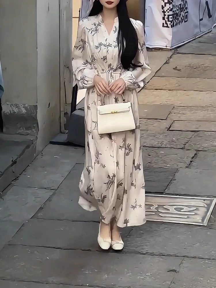 2025年秋季新款知性温柔风V领印花连衣裙高端精致抽绳系带长裙