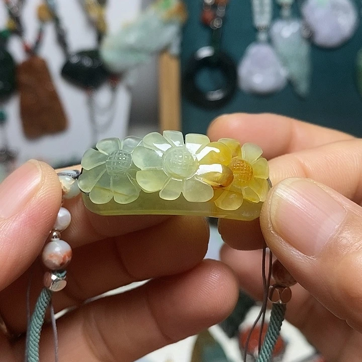 翡翠未镶嵌吊坠(赠链)