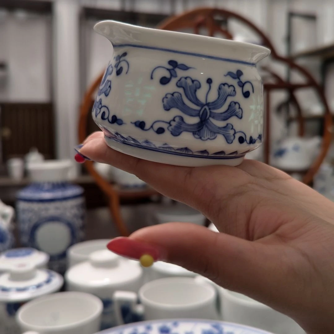 青花瓷手绘吉祥如意矮款公道杯一个