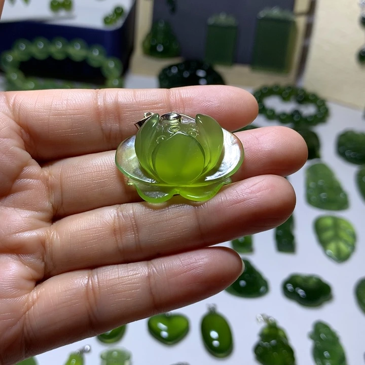 岫玉未镶嵌颈饰吊坠