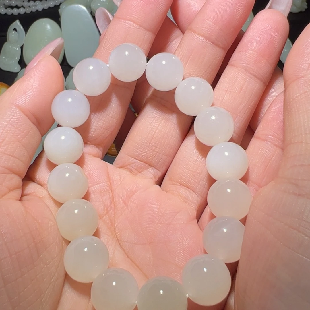 颈饰未镶嵌和田玉?