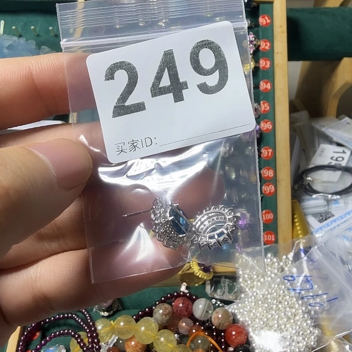 阿***°托帕石银S925镶嵌耳饰