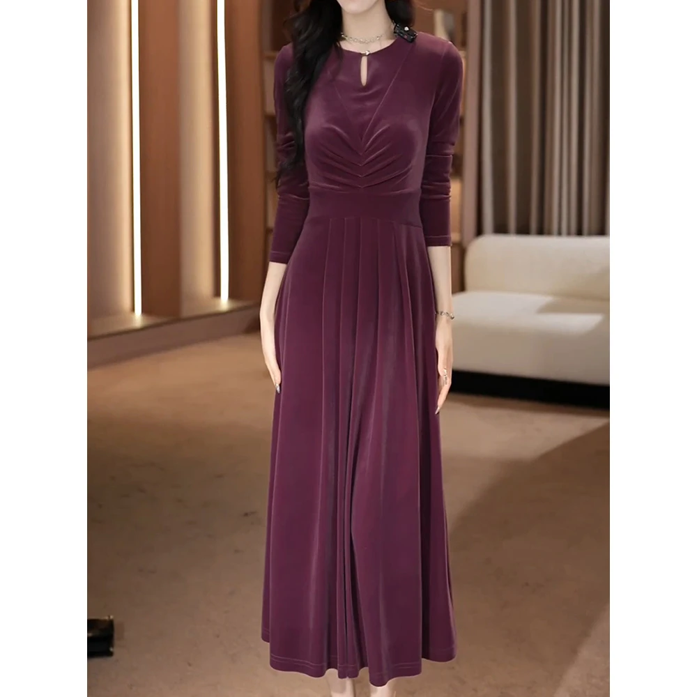 轻奢洋气名媛镂空丝绒连衣裙2026宴会精致优雅褶皱显瘦圆领a字裙