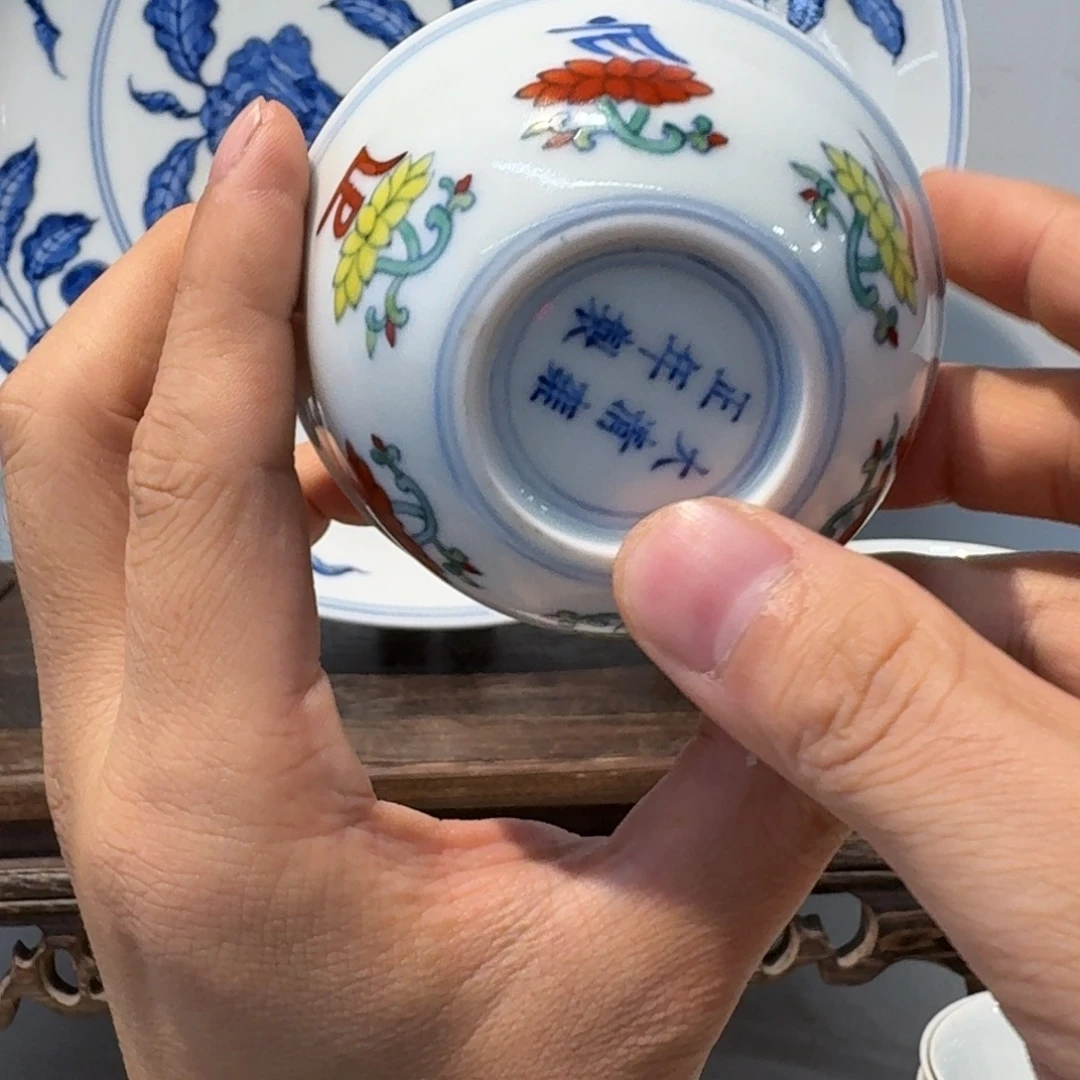 戴***心摆件瓷器工艺品摆件斗彩
