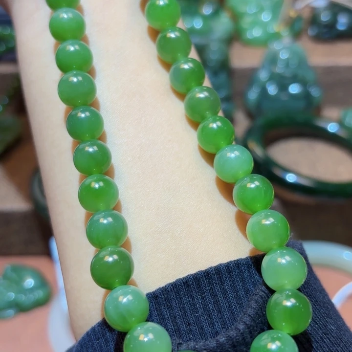 颈饰未镶嵌和田玉（碧玉）