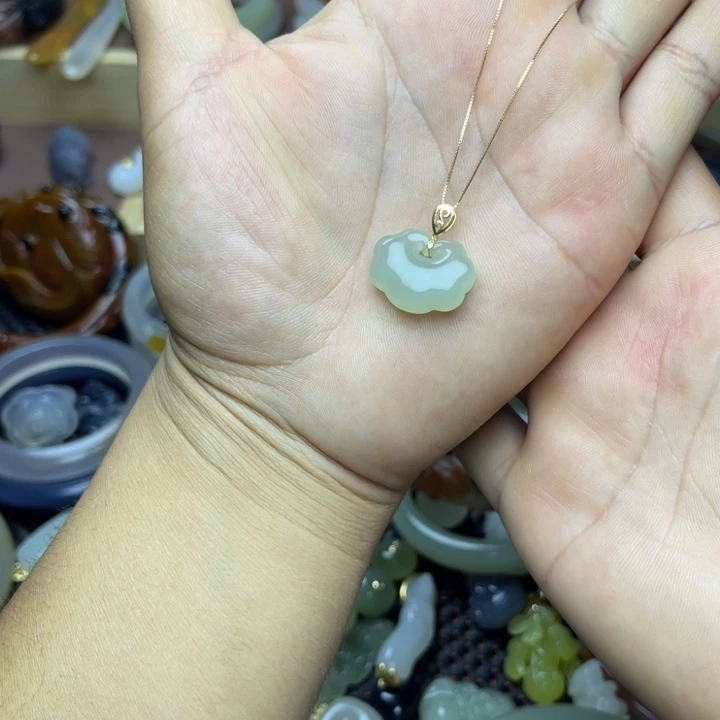 和田玉18K金镶嵌颈饰