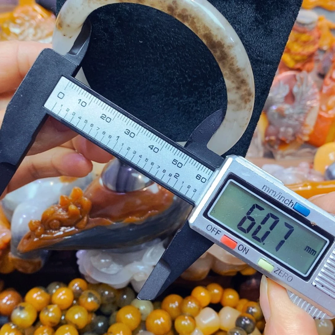 未镶嵌石英质玉（黄龙玉）颈饰