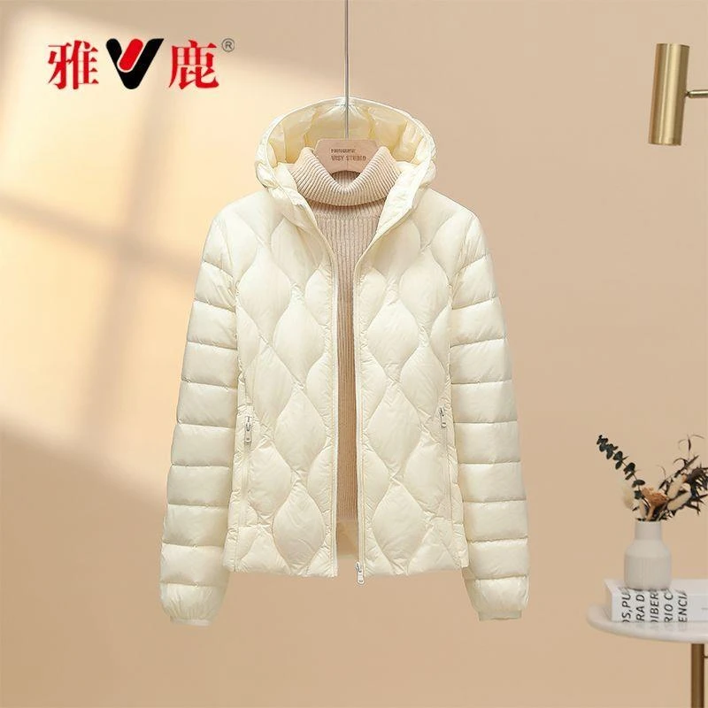 雅鹿2025轻薄羽绒服女内胆可收纳百搭色连帽减龄保暖外套冬