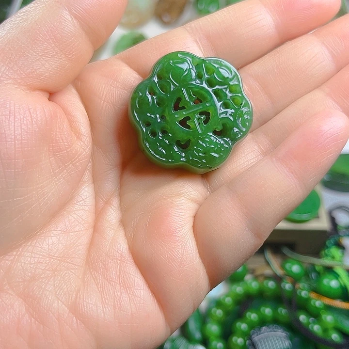 颈饰未镶嵌和田玉（糖玉）戏*
