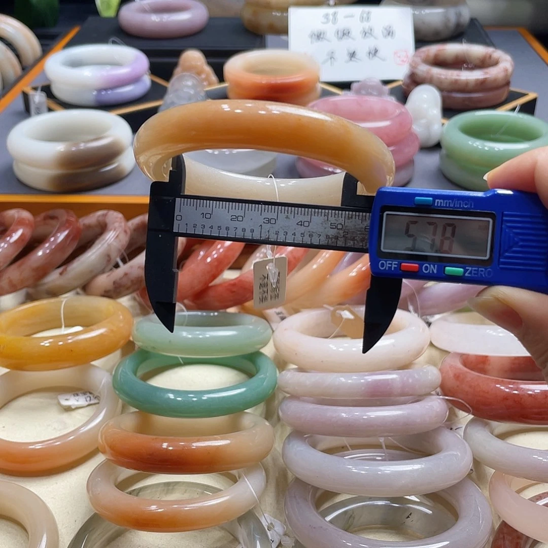 未镶嵌手镯石英岩玉