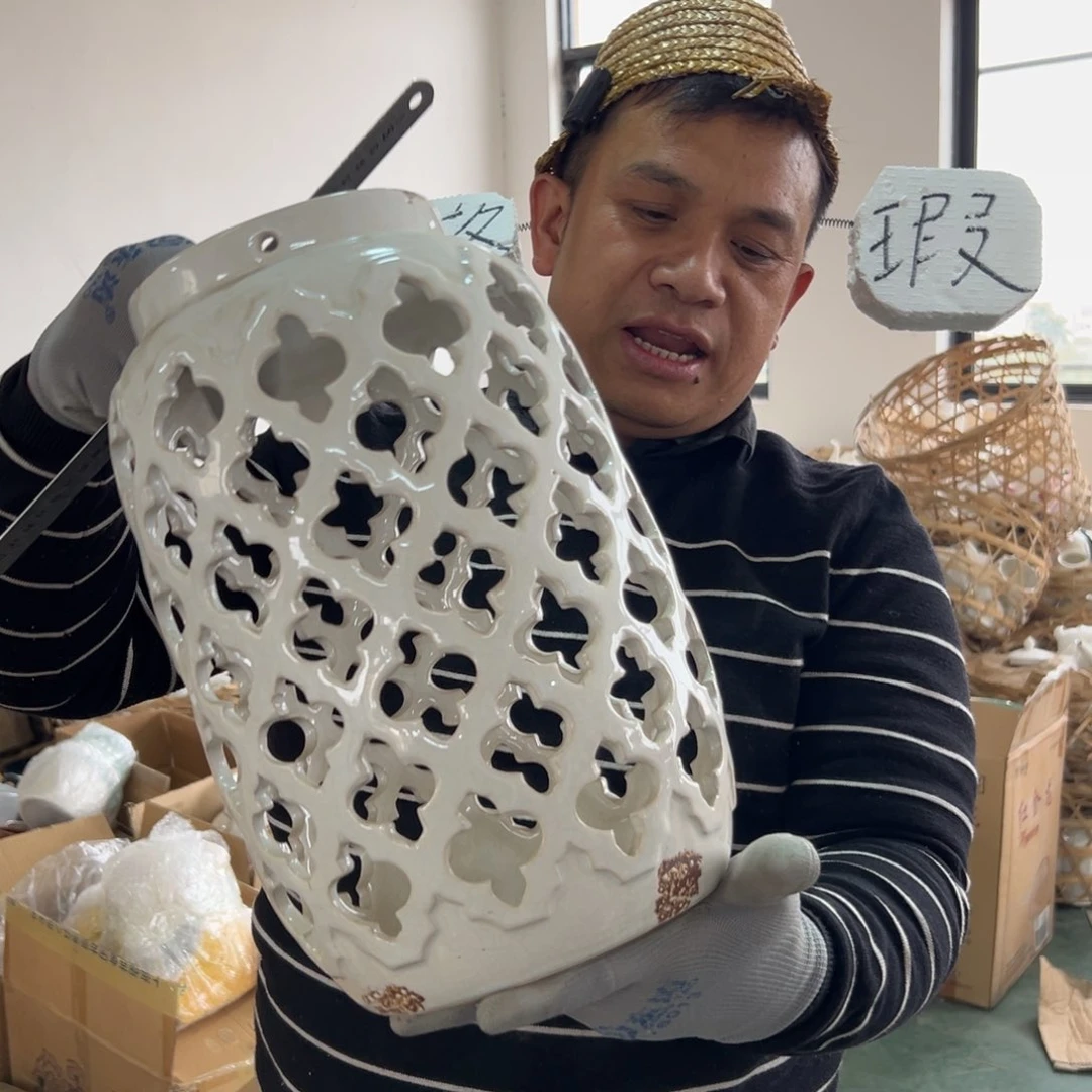 摆件84 号高中低温陶瓷瓶（瓶身有点小烧裂¥