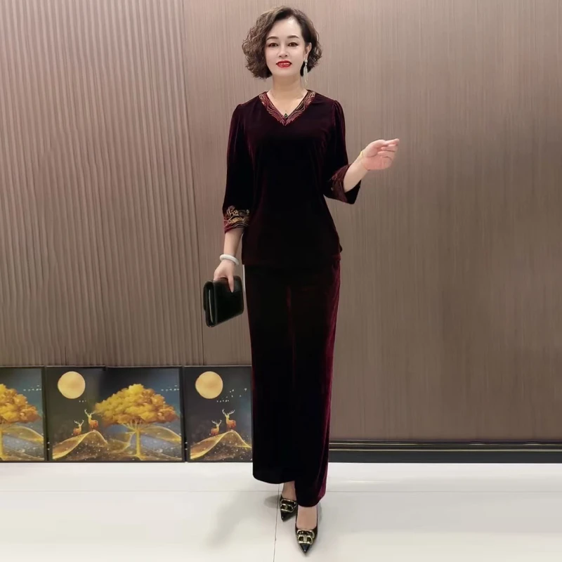 2025秋季新款丝绒刺绣高端长袖上衣复古妈妈装气质V领显瘦大码T恤