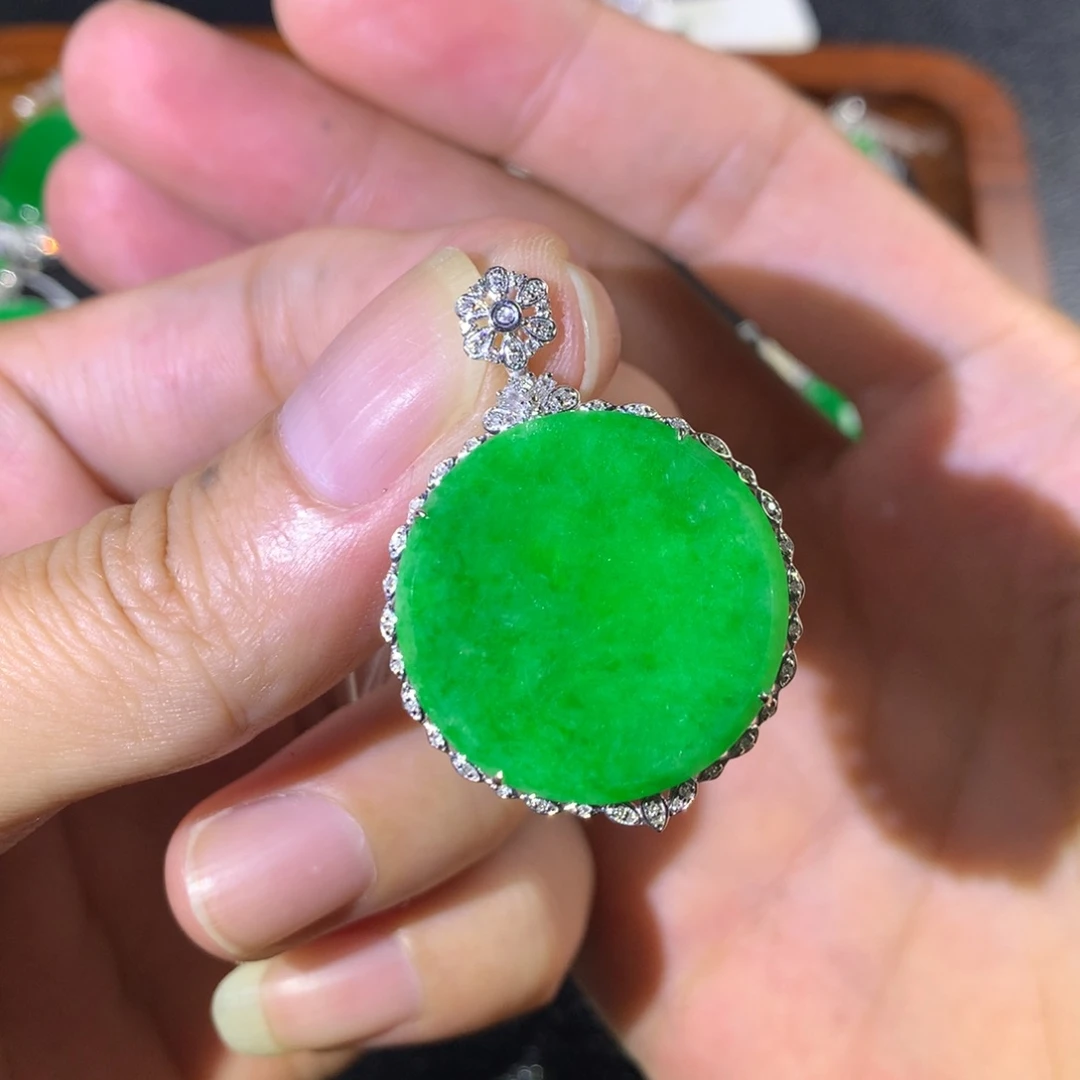 颈饰18K金镶嵌翡翠翡翠