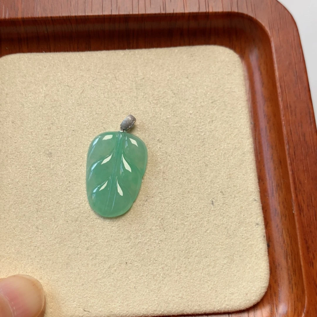 翡翠颈饰18K金镶嵌清**欢叶