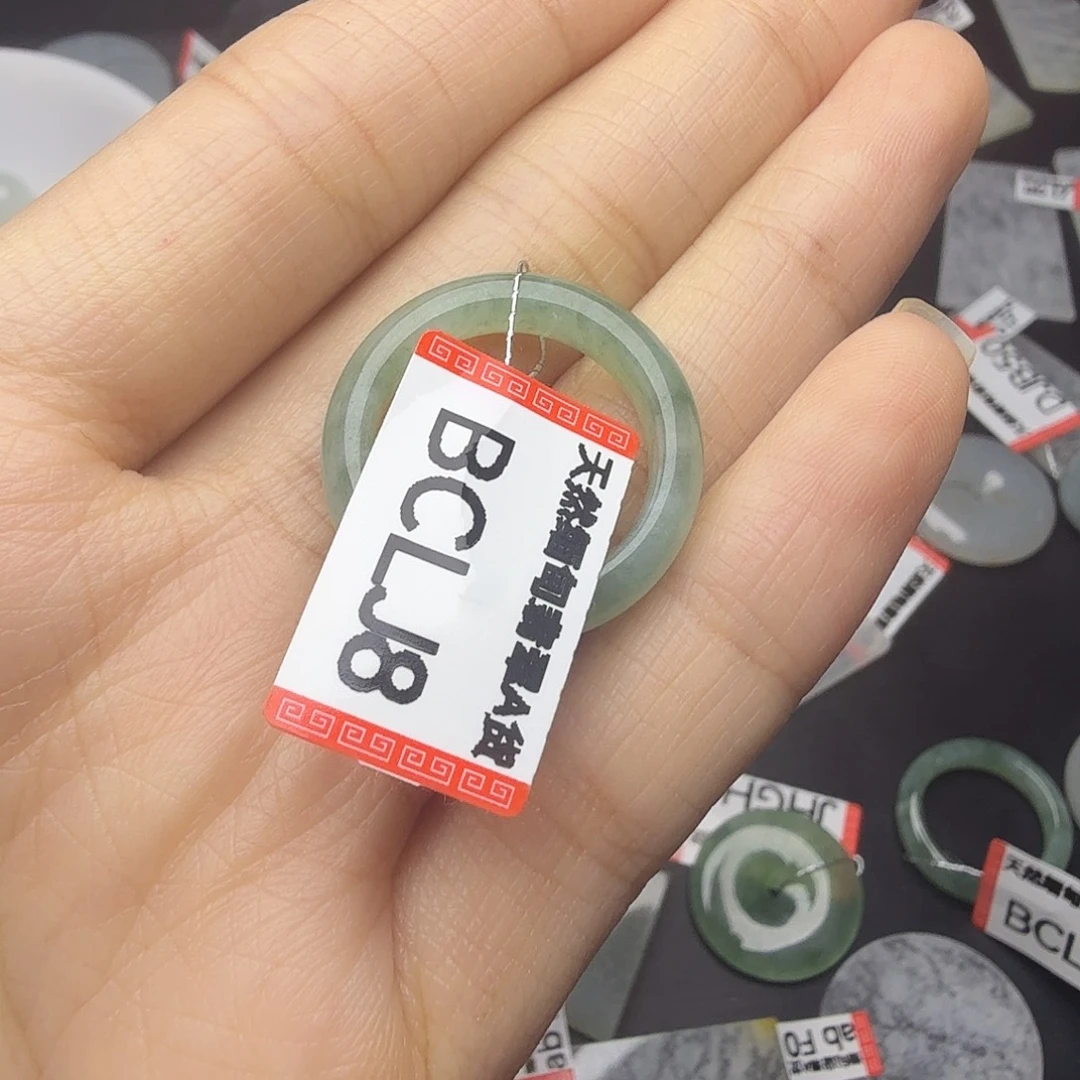 被***落翡翠未镶嵌颈饰天然缅甸翡翠A货