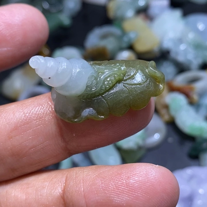 定制翡翠未镶嵌挂件