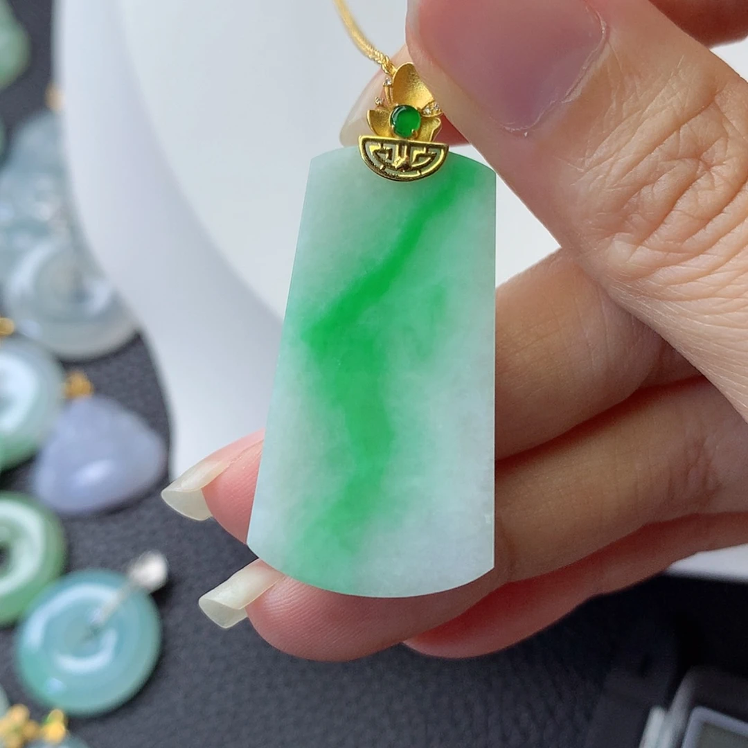 【闪购商品】吊坠(赠链)18K金镶嵌翡翠