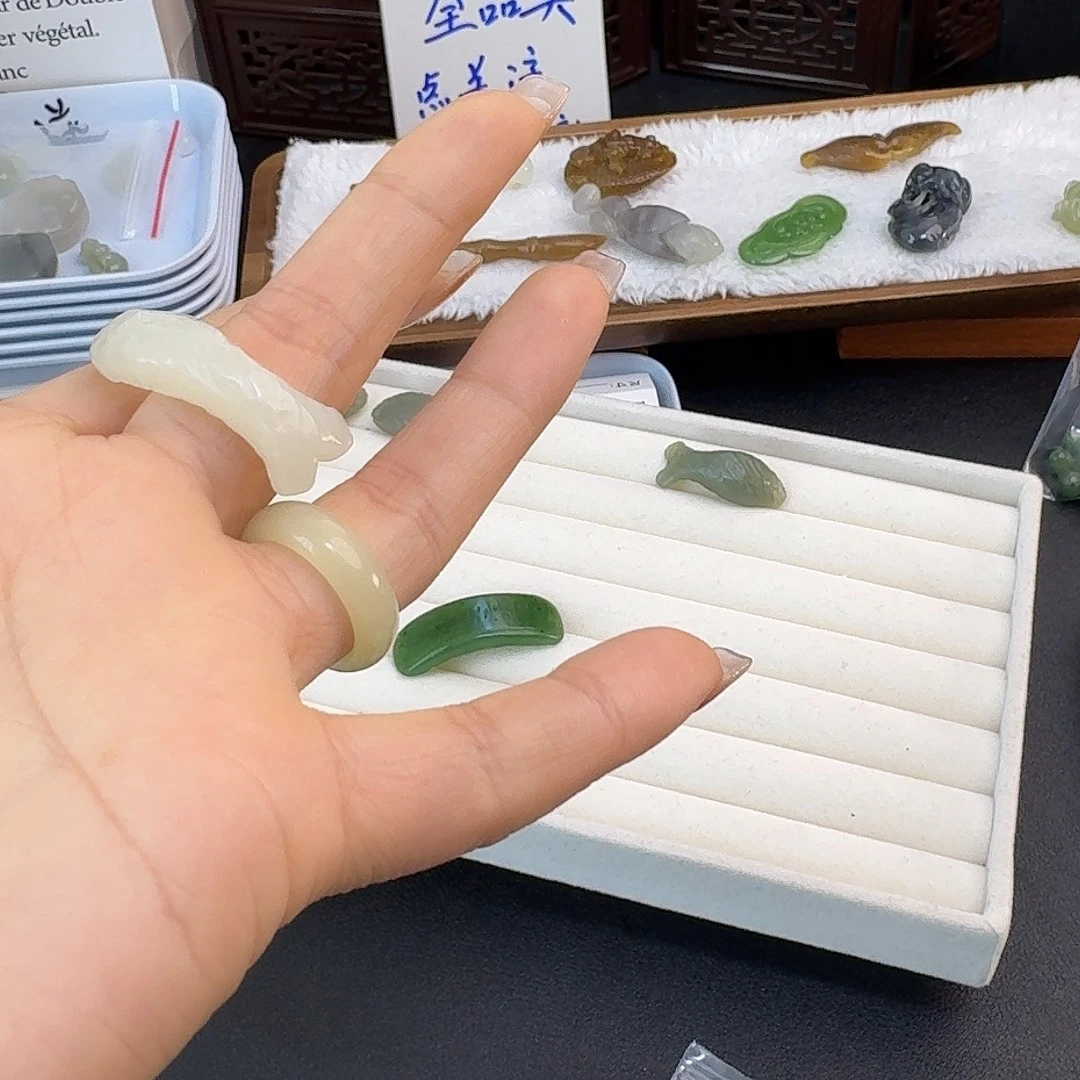 c***j和田玉未镶嵌珠宝半成品