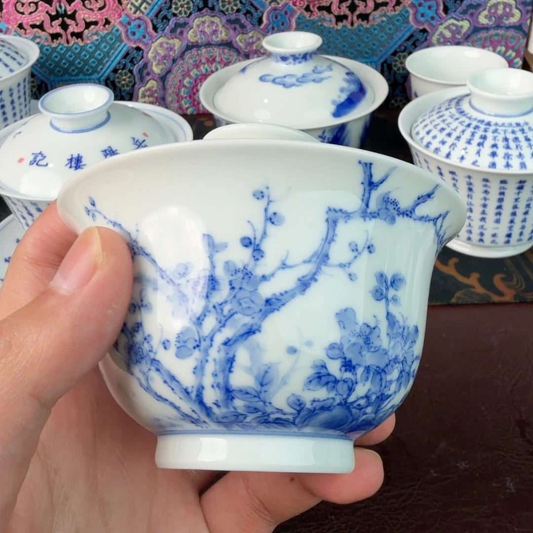 手绘青花花卉图案