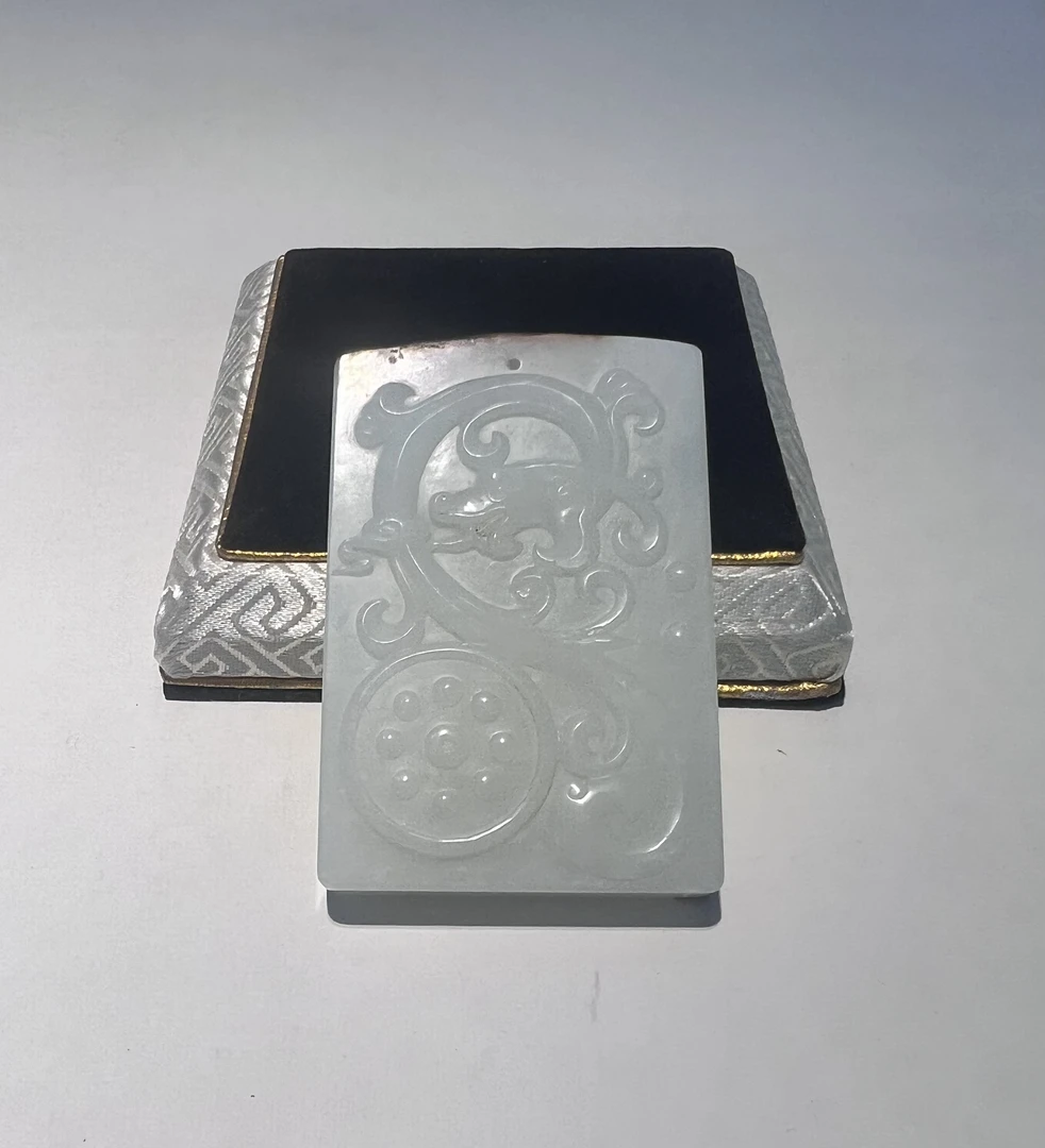 俄罗斯白玉带皮双面雕龙凤牌