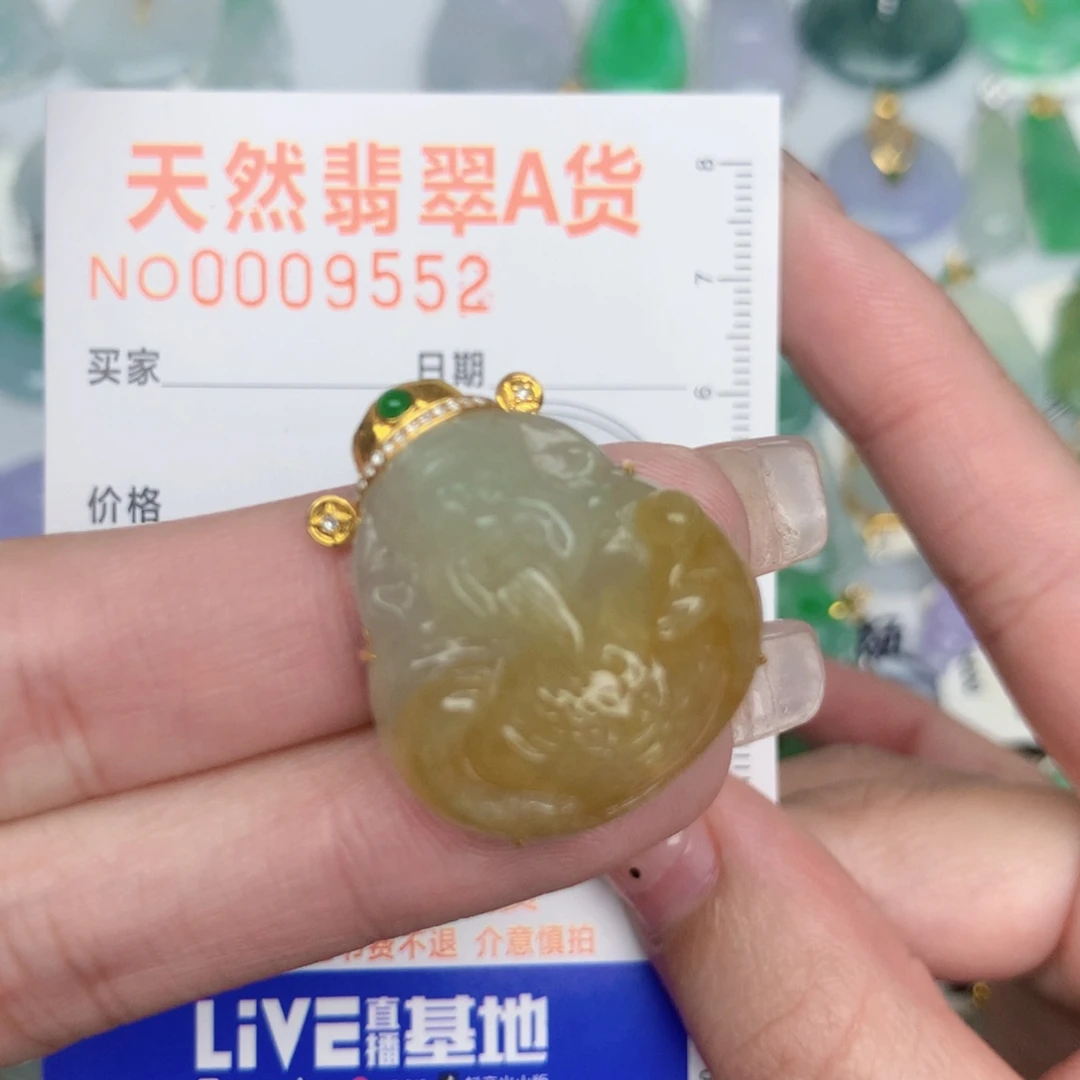 翡翠18K金镶嵌颈饰财神