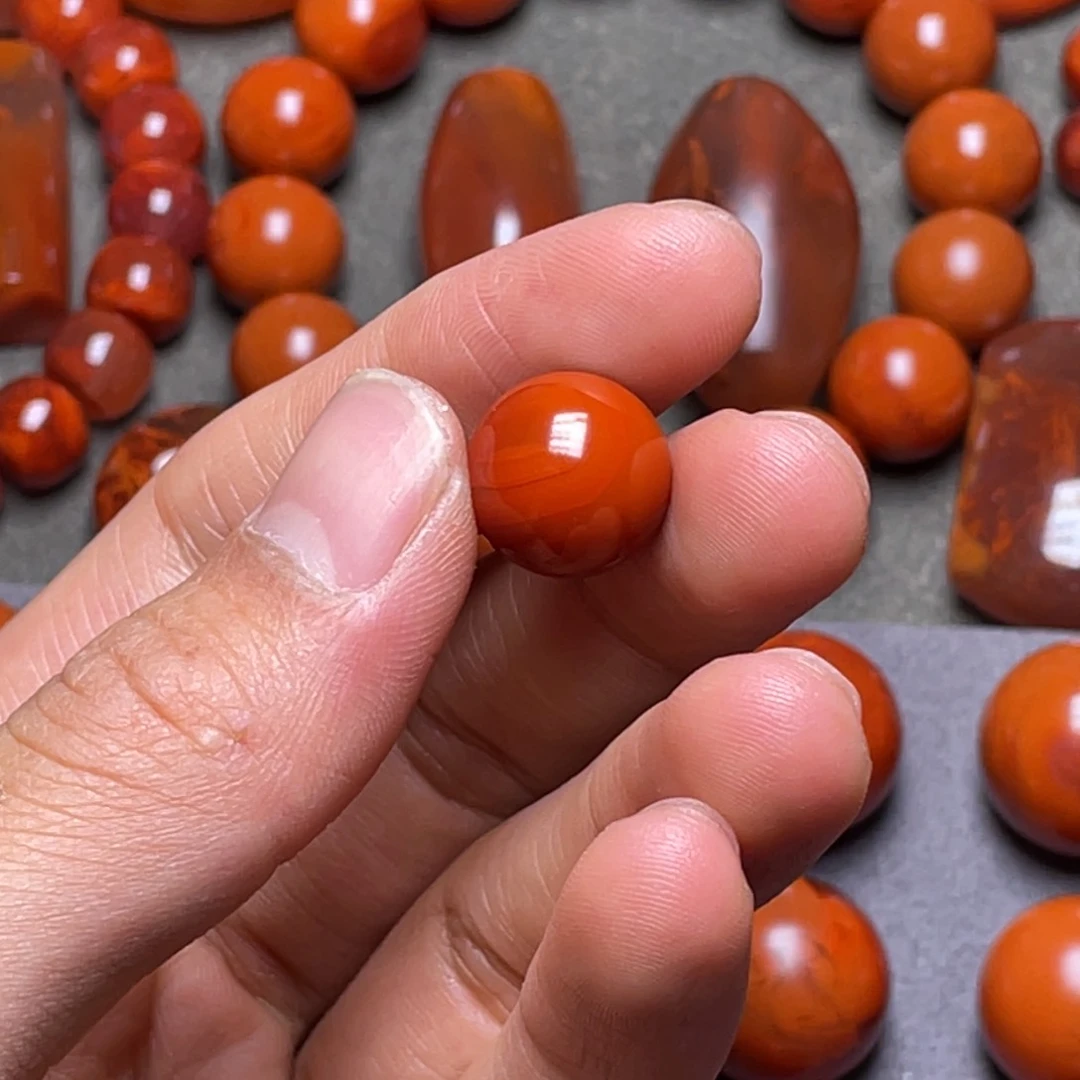 一***飞南红玛瑙南红未镶嵌天然原矿南红珠子13.5毫米