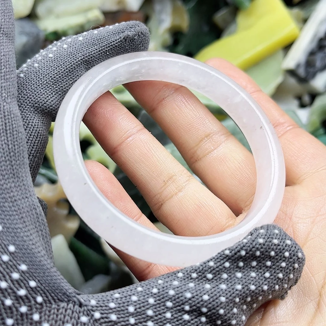 颈饰未镶嵌石英质玉