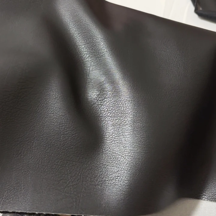 混纺灰底黑皮1米。