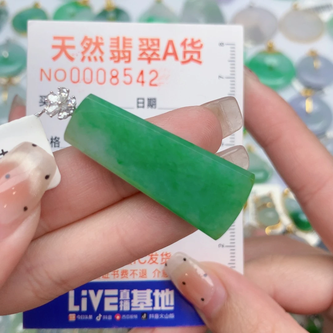 翡翠18K金镶嵌颈饰无事牌