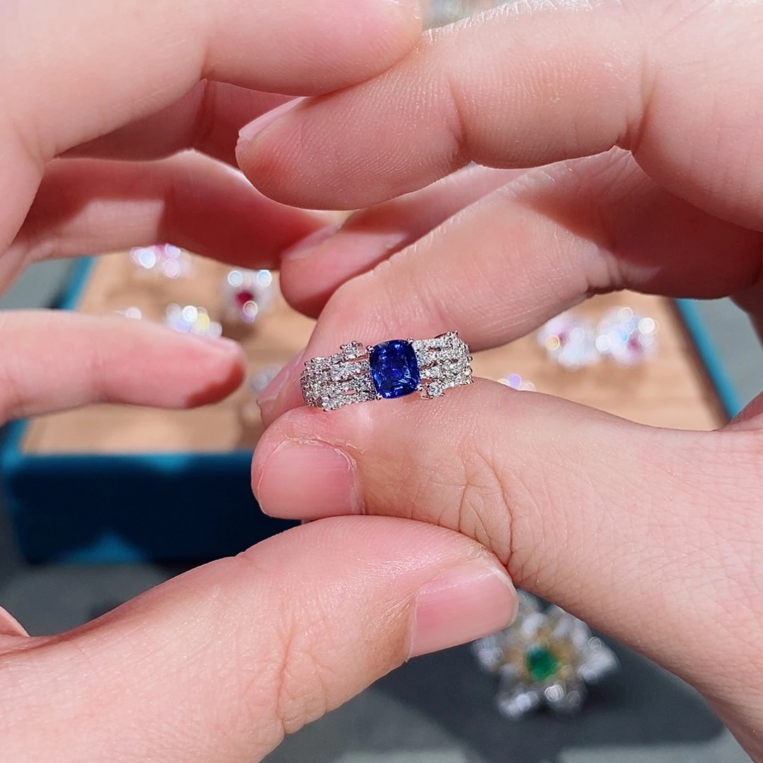 戒指18K金镶嵌蓝宝石AIGS无烧皇家蓝1.02ct