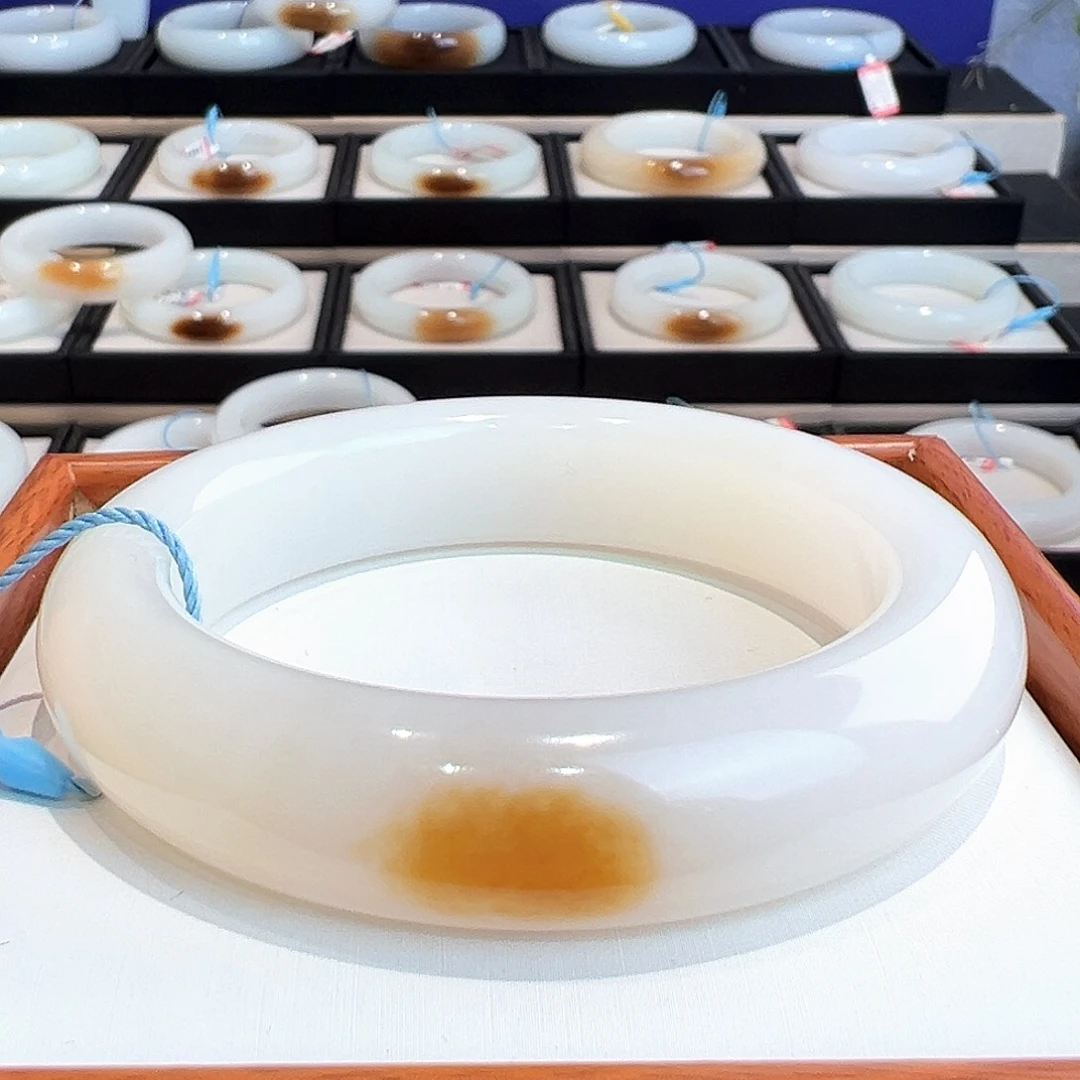 和田玉未镶嵌手镯