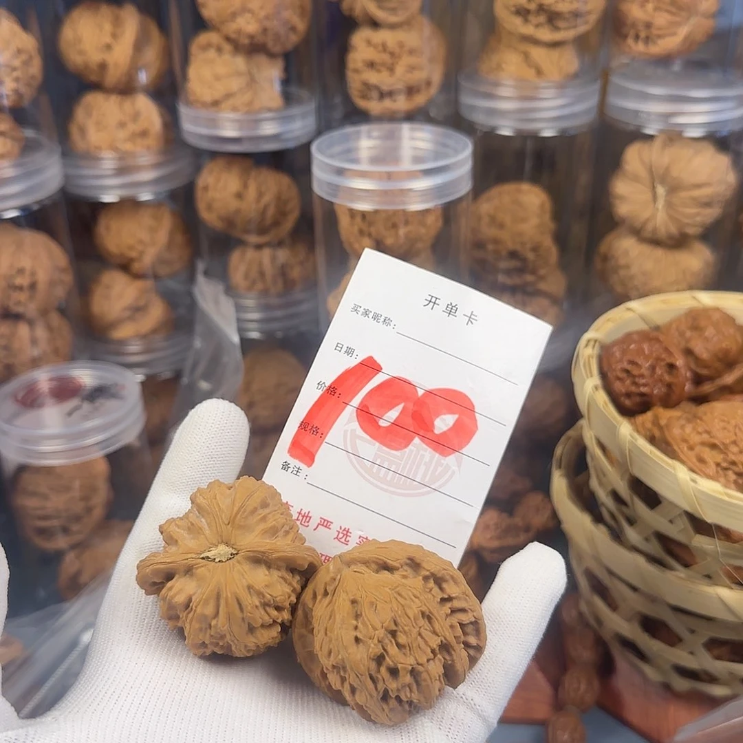 文玩核桃吊坠白狮子