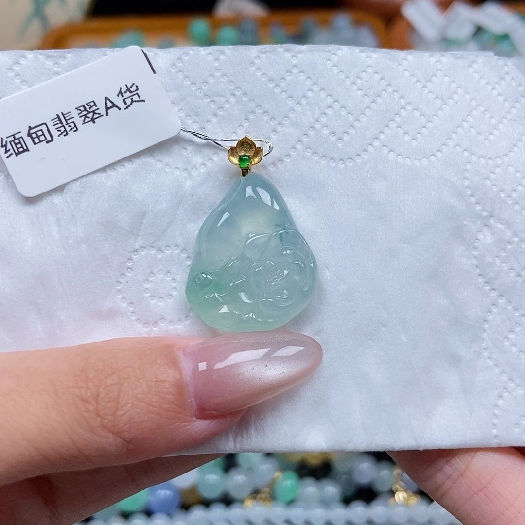 18K金镶嵌挂件翡翠闪