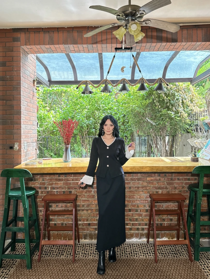 A&N   【一见倾心】秋冬赫本风V领钉珠法式复古上衣半身裙两件套