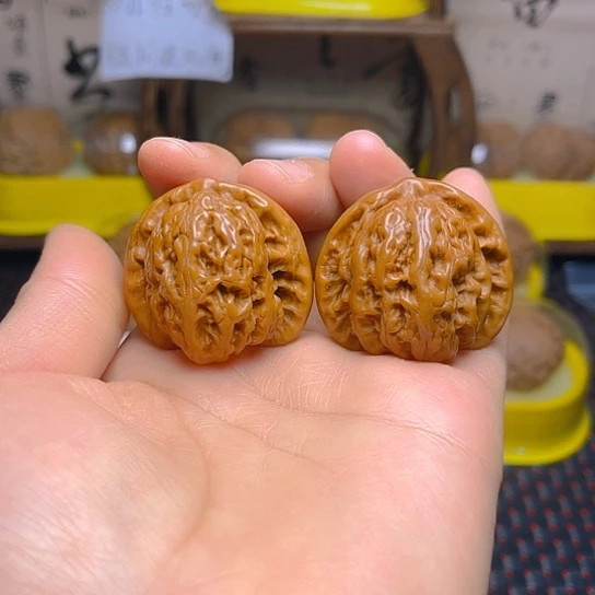 文玩核桃吊坠霞云岭