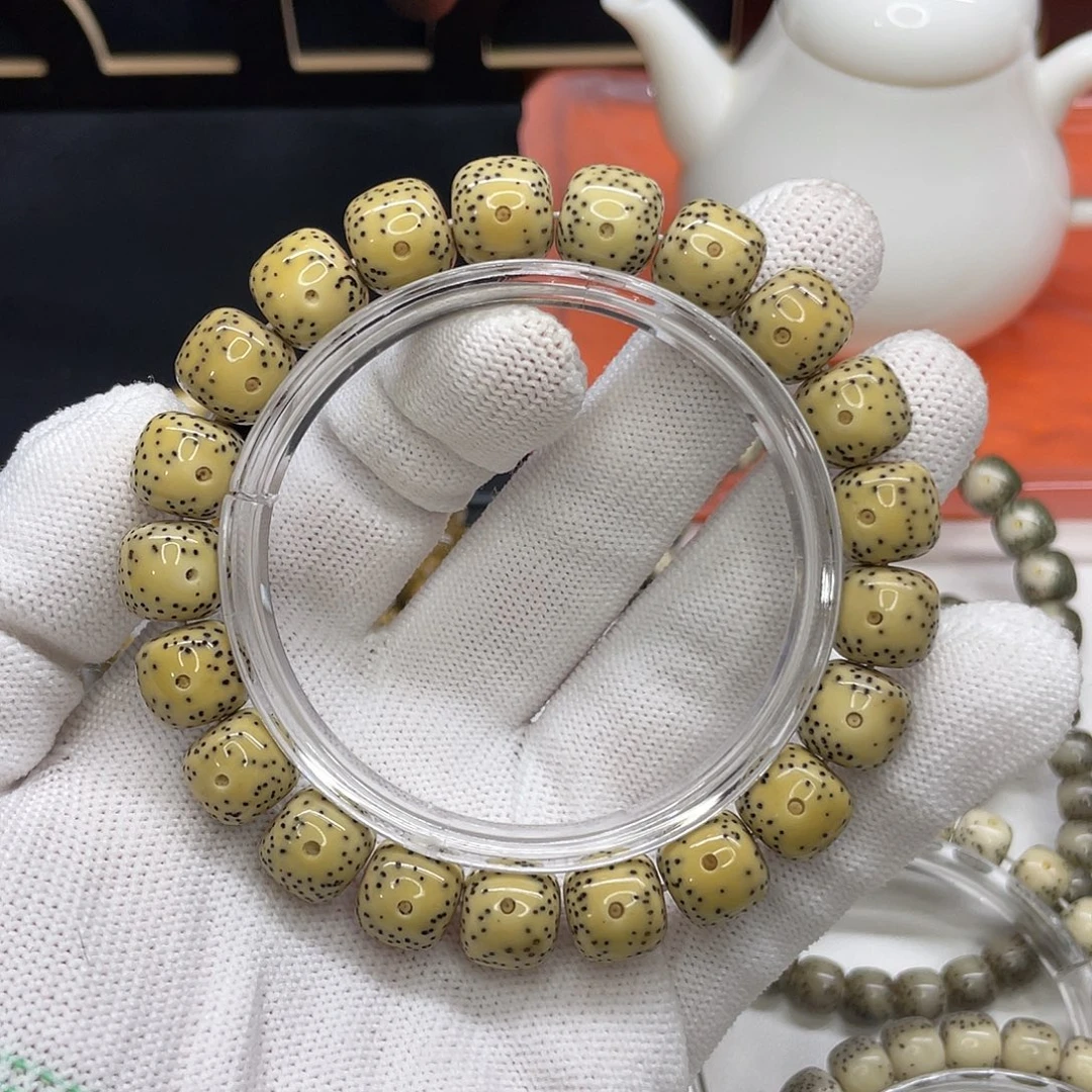 星月菩提吊坠21。11/10鸡油黄黄金瞳